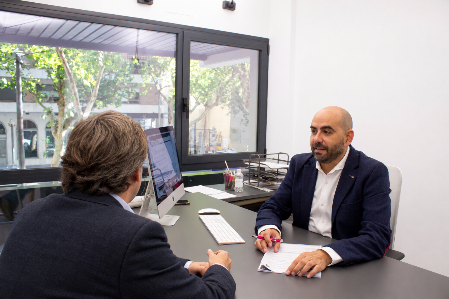 Asesor de Grupo Agento atendiendo a un cliente en la oficina